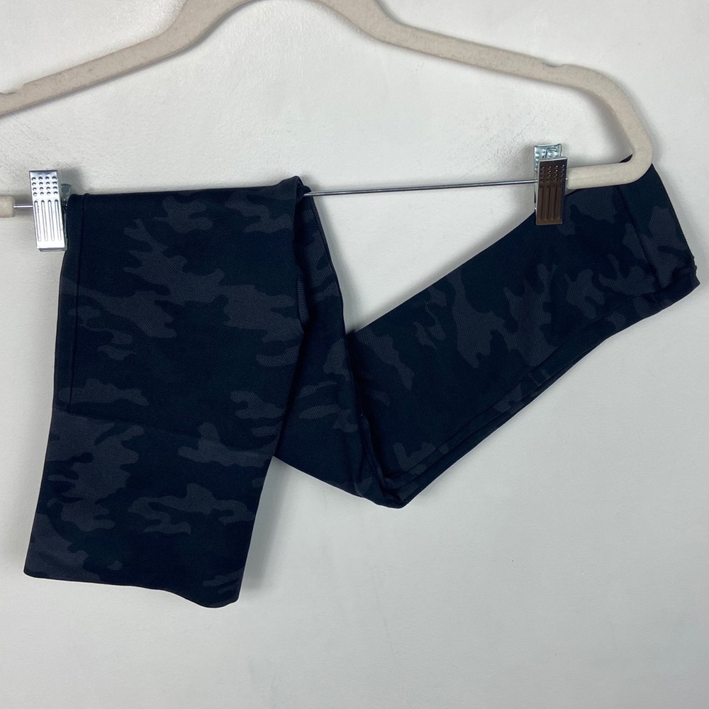 Spanx Camo Look At Me Now Leggings Size XS - Picture 3 of 6